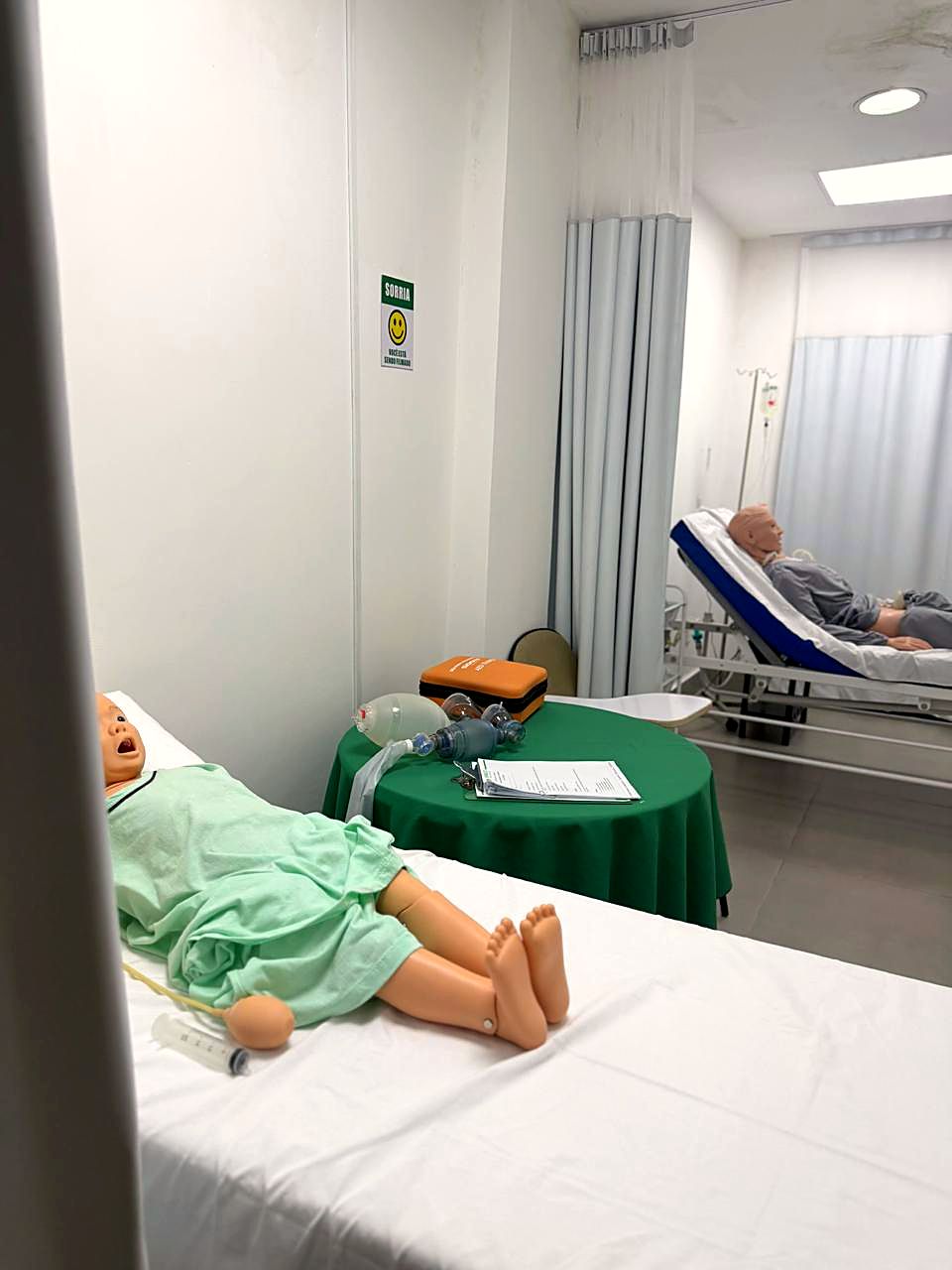 Turma do curso Práticas de Enfermagem praticando em laboratório com simuladores
