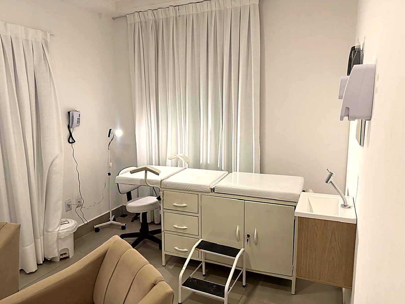 Sala de consulta do Centro Clínico Humanize com maca preparada para atendimento