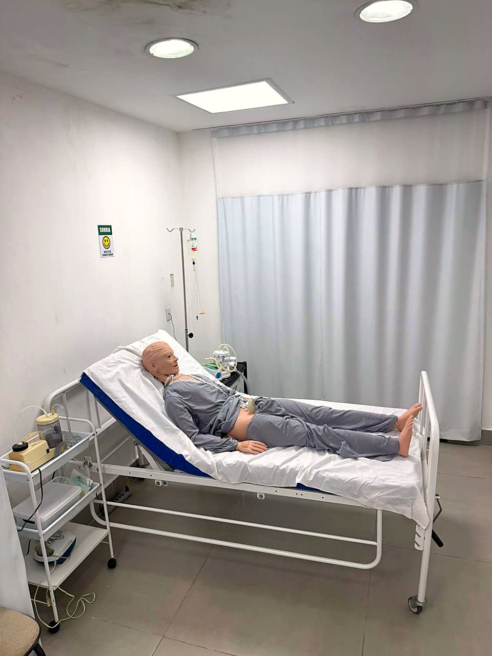 Turma do curso Punção e Injetável praticando em laboratório com simuladores