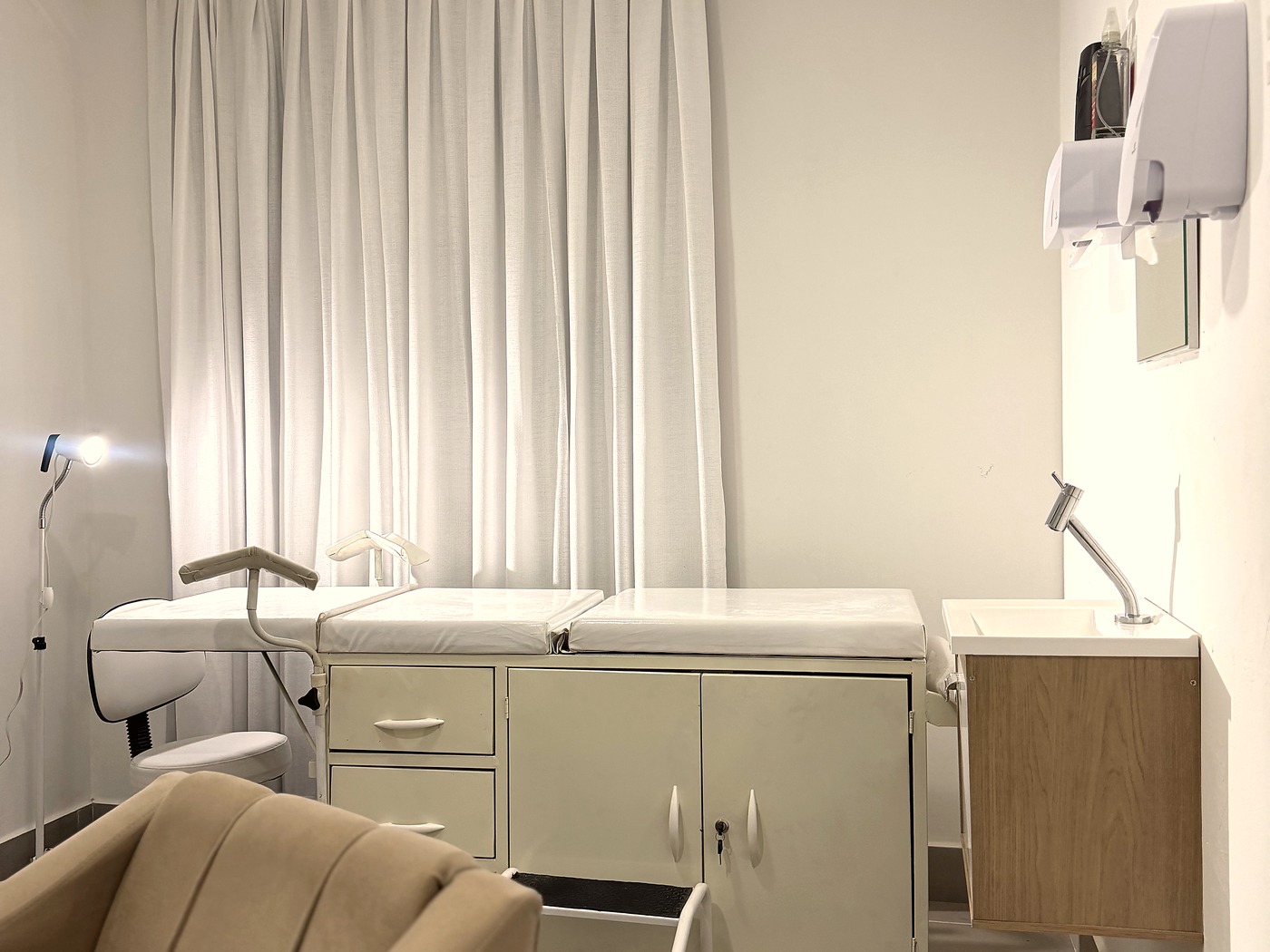Consultório do Centro Clínico Humanize com maca, poltrona e iluminação natural
