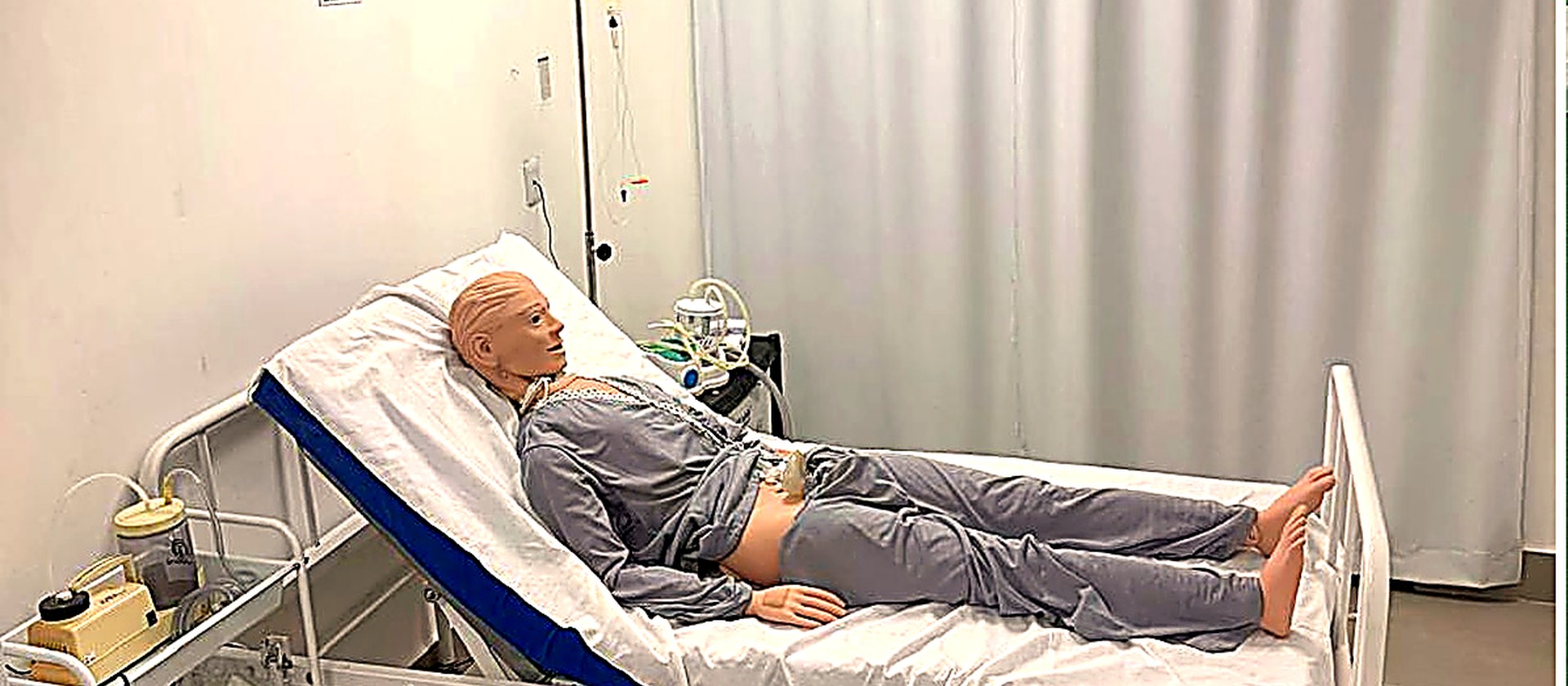 Instrutoras do Humanize Capacita conduzindo prática de enfermagem em leito com simulador