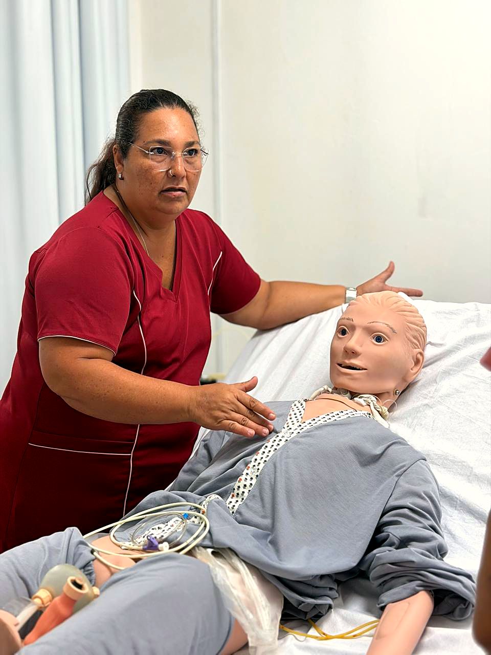 Turma do curso Sala de Vacina praticando em laboratório com simuladores
